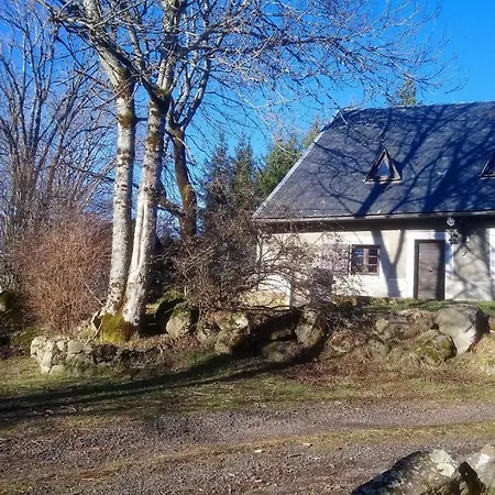 Fermette Typique Auvergnate Dans Son Ecrin D'eau Et De Verdure Saint-Donat