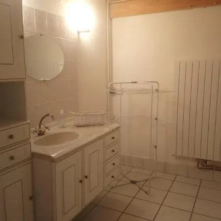 Fermette Typique Auvergnate Dans Son Ecrin D'eau Et De Verdure Holiday home